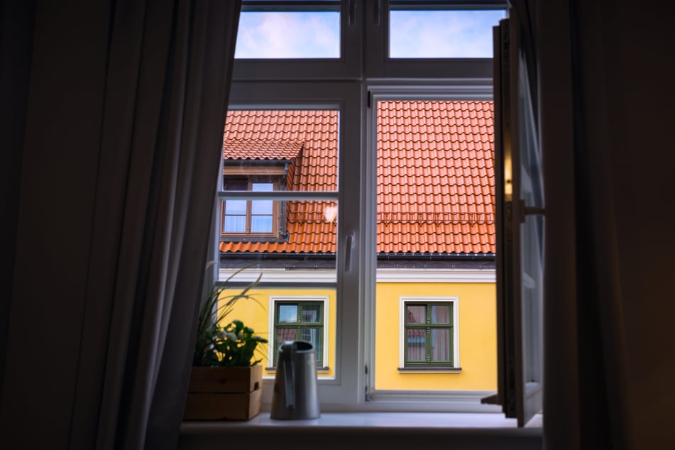Mitten im Zentrum: Rentner hantiert an Fenster mit Maschinengewehr-Attrappe