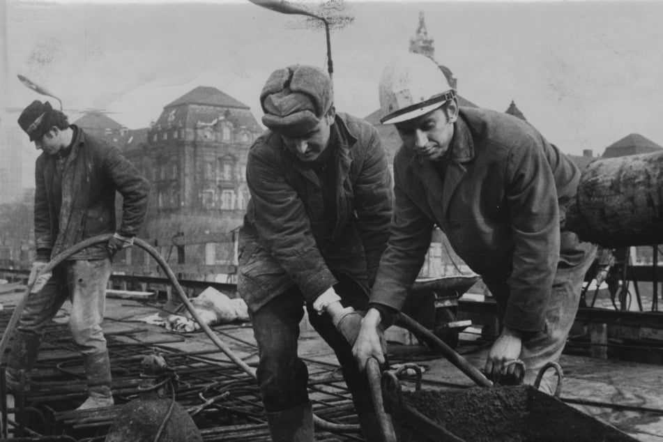 Facharbeiter im März 1970 auf der Brücke: Wie soll die Flussquerung heute gebaut werden?