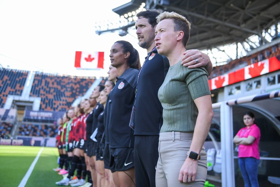 Canada's former national team coach Bev Priestman (38, r.) and her assistant coach Jasmin Mander (29, 3rd from right) have been fired by the federation.