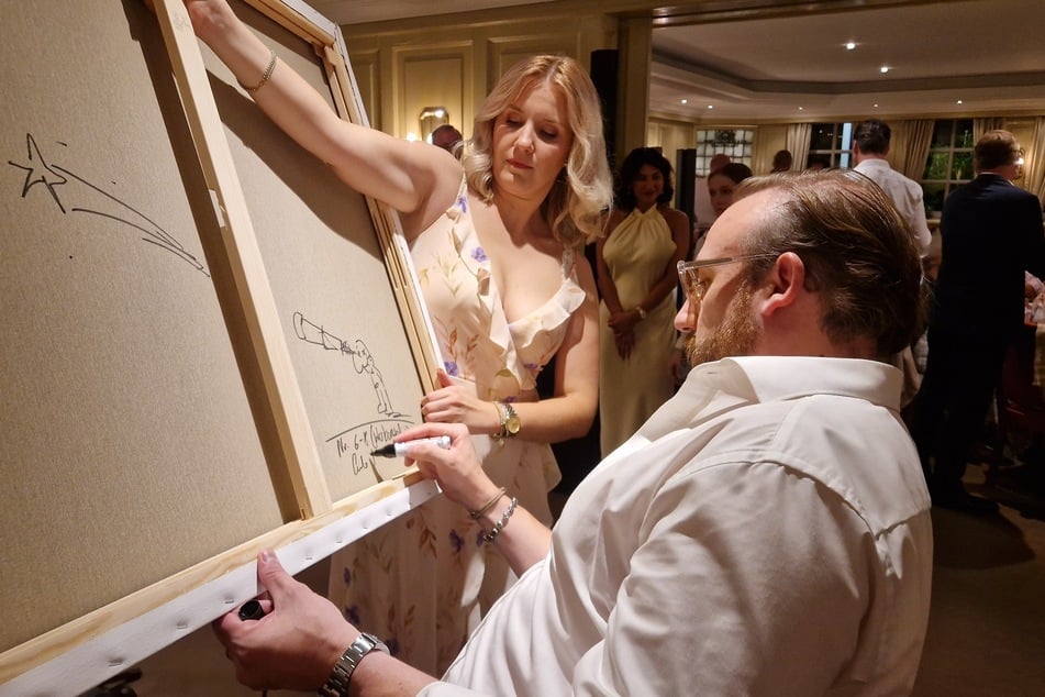 Unter anderem wurde am Samstag ein Bild des Künstlers Carlo Büchner für 3000 Euro versteigert. Dieser signierte dieses noch mit einem individuellen "Sternschnuppen-Cartoon".
