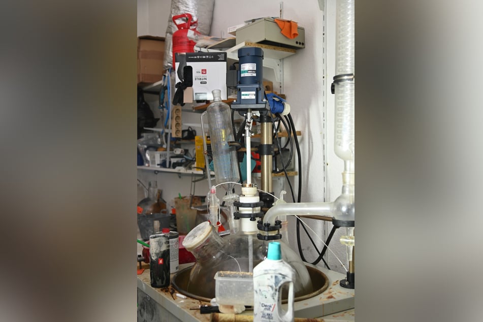 Die Drogenküche war gut ausgestattet. Nur die Sauberkeit ließ zu wünschen übrig.