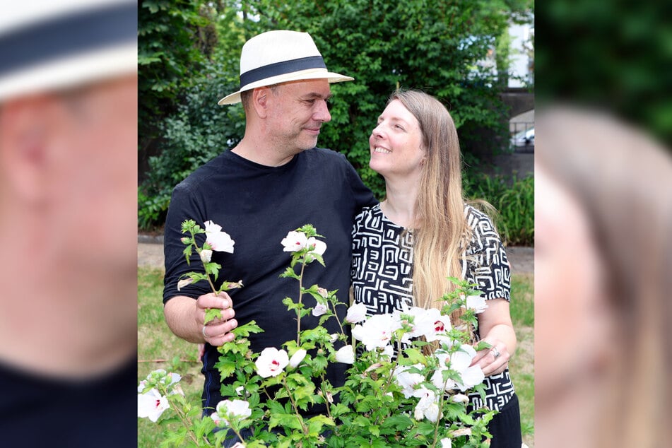 Bewundern gemeinsam den Hibiskus: Philipp Schaller und seine Frau Vivian.