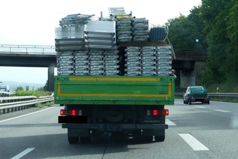 "Leicht schief" war der Gerüstbau-Lkw auf der A60 unterwegs, als er den Beamten ins Auge gefallen war.