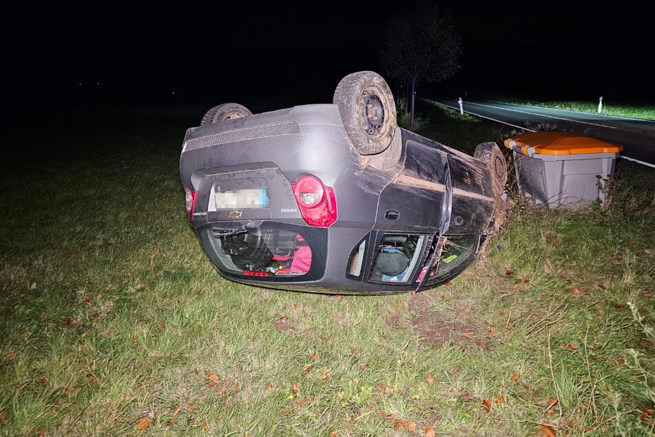 Unfall auf Bundesstraße: Chevrolet überschlägt sich