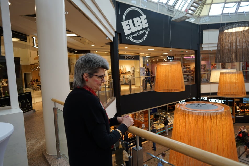 Gudrun Chors (59) blickt auf "ihr" Elbe Einkaufszentrum, das sie seit Jahrzehnten begleitet und längst zu einem festen Teil ihres Lebens geworden ist.