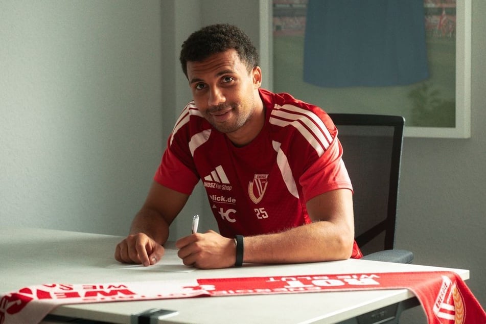 Leon Guwara (30) ist ganz offiziell wieder Teil des FC Energie Cottbus. Der Linksverteidiger hat einen neuen Vertrag unterschrieben.