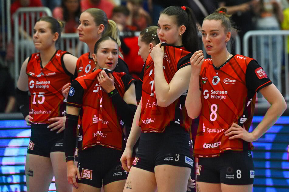 Nach der zweiten Pleite im Finale gegen Suhl war die Enttäuschung bei Jette Kuipers (r.) &amp; Co. groß.