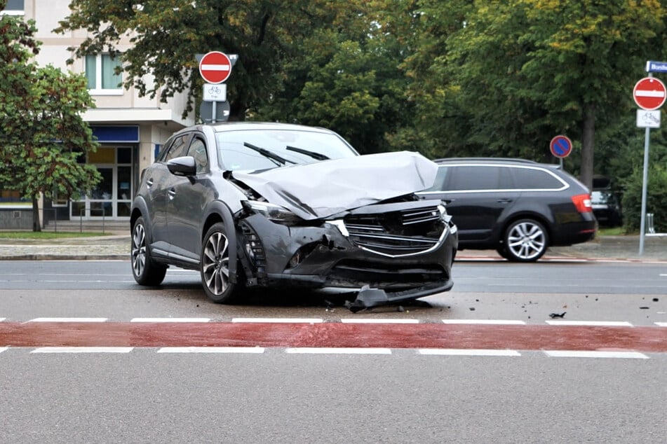 Auch der Mazda wurde bei dem Unfall in Mitleidenschaft gezogen.