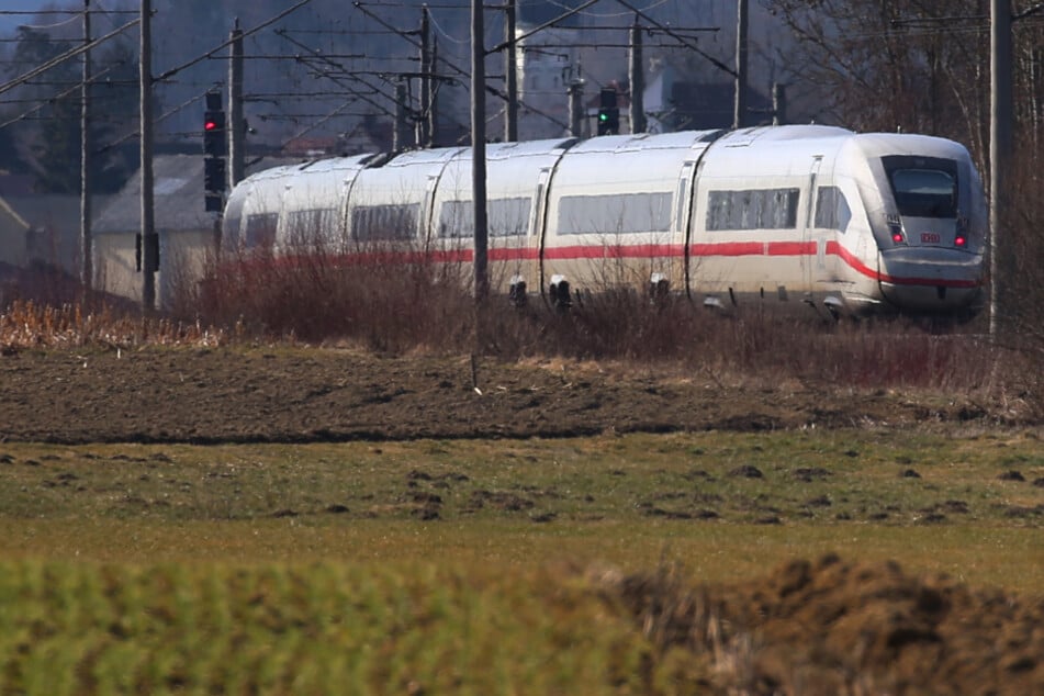 Die Strecke Ulm-Augsburg ist ein Sorgenkind der Deutschen Bahn. Sowohl ICE-Züge als auch Regionalbahnen werden dort ausgebremst.