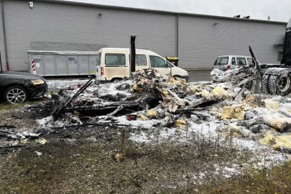 Wohnwagen in Flammen: Haben drei Jugendliche das Feuer in Egelsbach gelegt?
