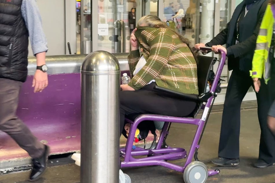 Lindsay Sandiford (69) fue vista en el aeropuerto en silla de ruedas.