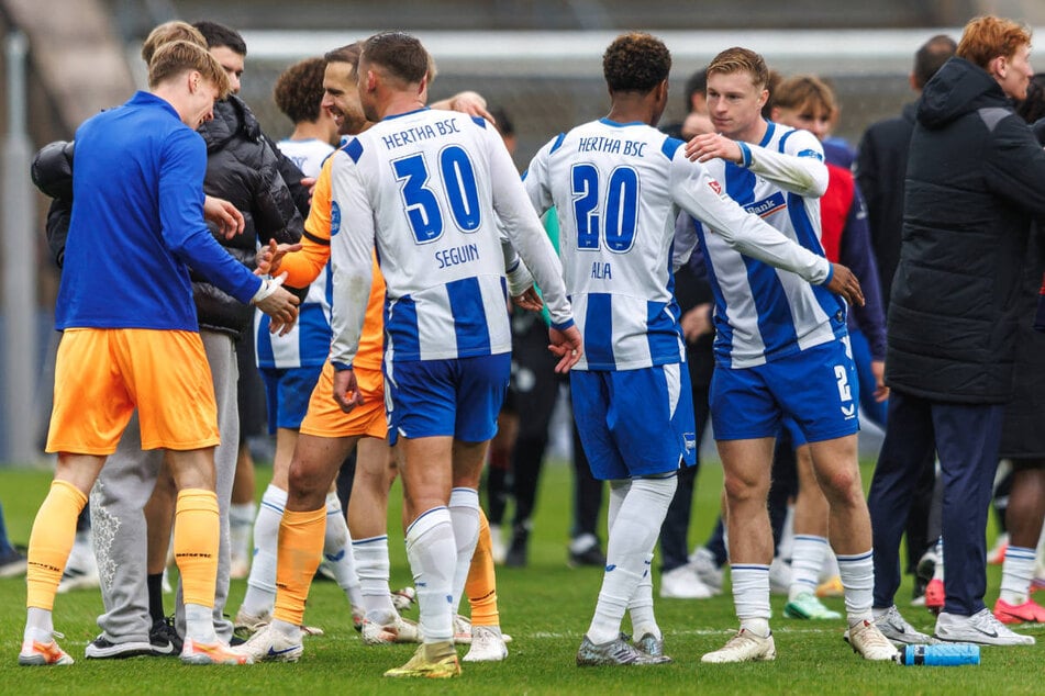 Nach dem Schlusspfiff waren Erleichterung und Freude groß bei den Hertha-Kickern.