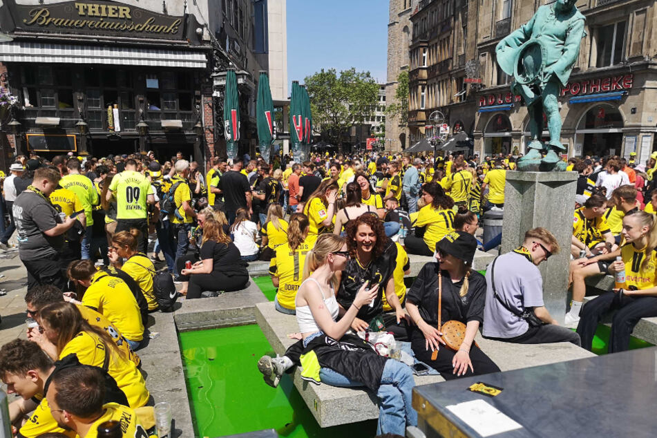 Der Alte Markt in Dortmund befand sich schon am Morgen des 27. Mai in schwarz-gelber Hand.