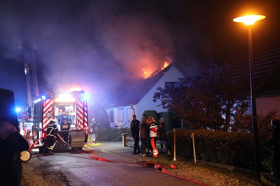 In der Nacht zu Freitag brannte ein Dachstuhl in einer Doppelhaushälfte in Rostock.