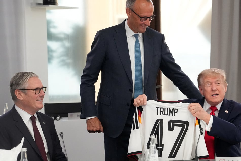 German Chancellor Merz (c.) told Trump that he and the US president are "on the same team" after a public spat last month.