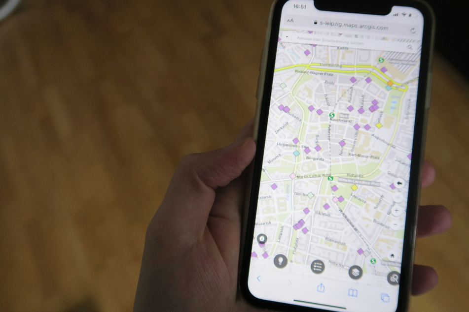Besonders hilfreich: Die Karte lässt sich auch übers Smartphone und somit unterwegs abrufen und bedienen.