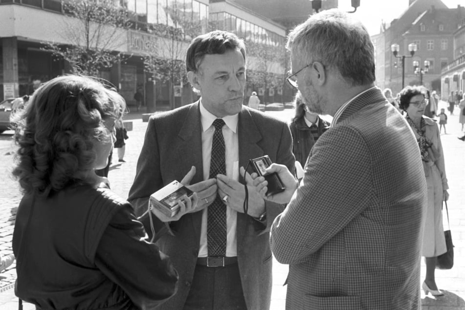 OB Langer (M.) im Gespräch mit Journalisten am Tag der ersten freien Volkskammerwahl im März 1990.