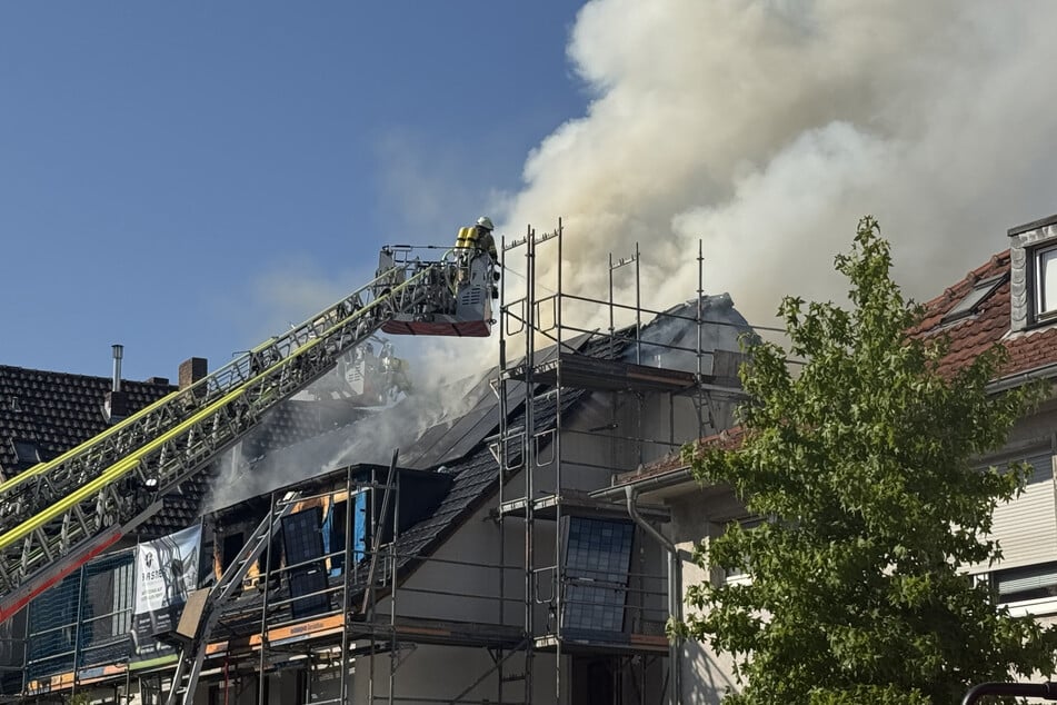 Unter anderem rückten die Einsatzkräfte der Kölner Feuerwehr mit einer Drehleiter zum Brand in der Simmerer Straße in Sülz an.