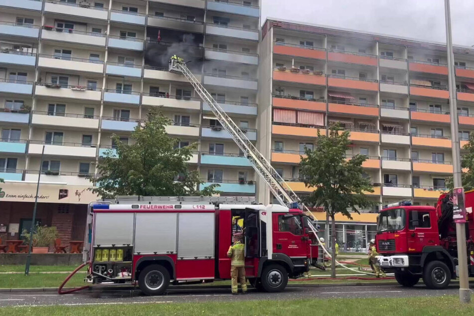 Die Feuerwehr hat den Brand über eine Drehleiter bekämpft.