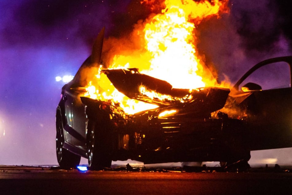 In Schönberg (Landkreis Zwickau) brannte ein Chrysler komplett aus. (Symbolbild)