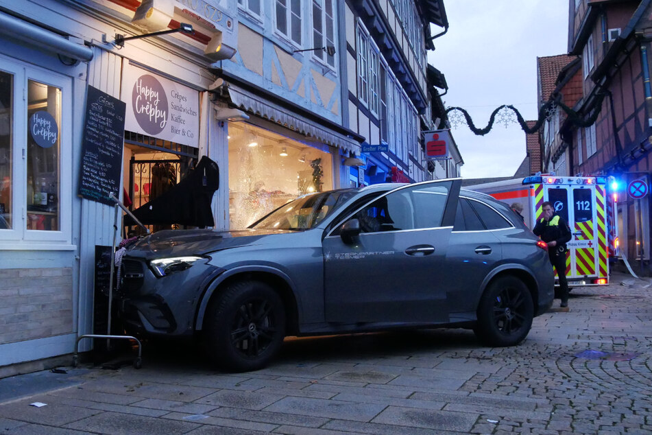 Das Auto raste in die Wand eines Fachwerkhauses.