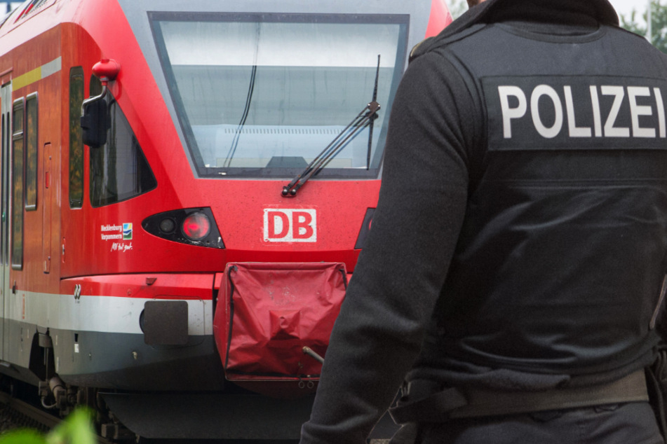 Die Bahnstrecke musste für eine halbe Stunde gesperrt werden (Symbolbild).