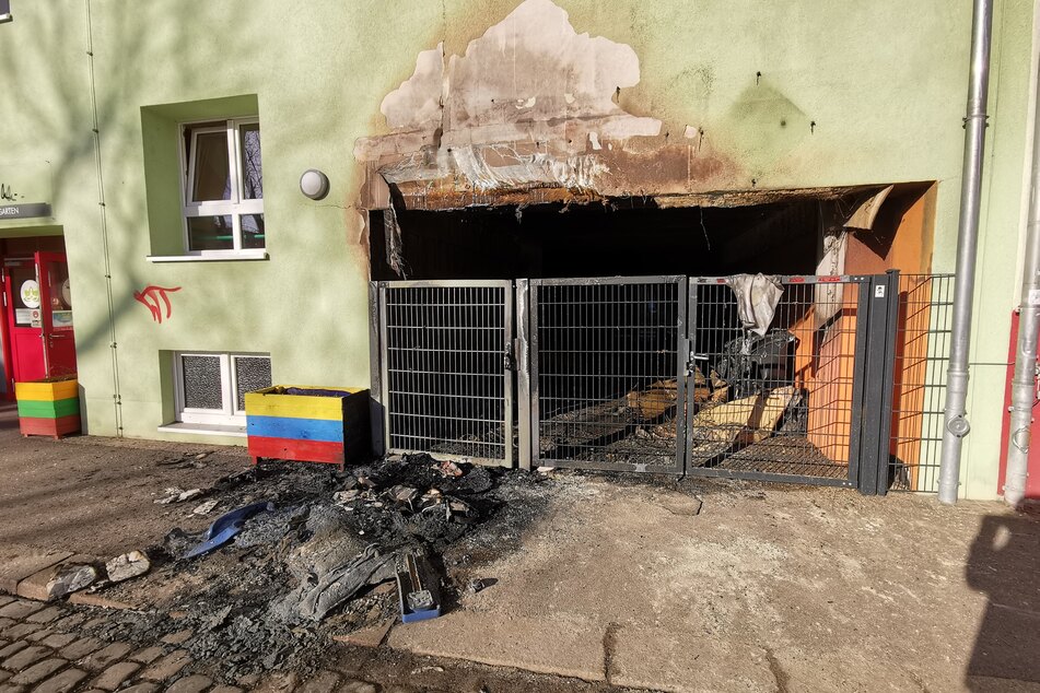 Durch den Brand wurde die Durchfahrt zwischen den Kindergärten stark beschädigt.