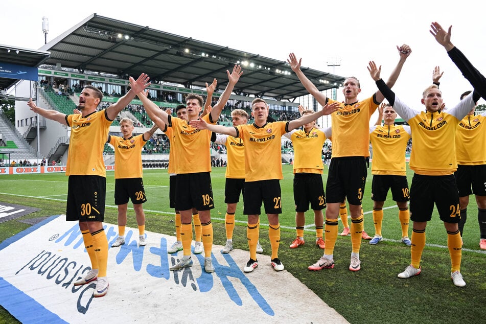 Nach der verlorenen Partie in Fürth holte sich auch Vinko Sapina (30, 4.v.r.) die Zustimmung der eigenen Fans ab. Vieles passte schon in der Partie.