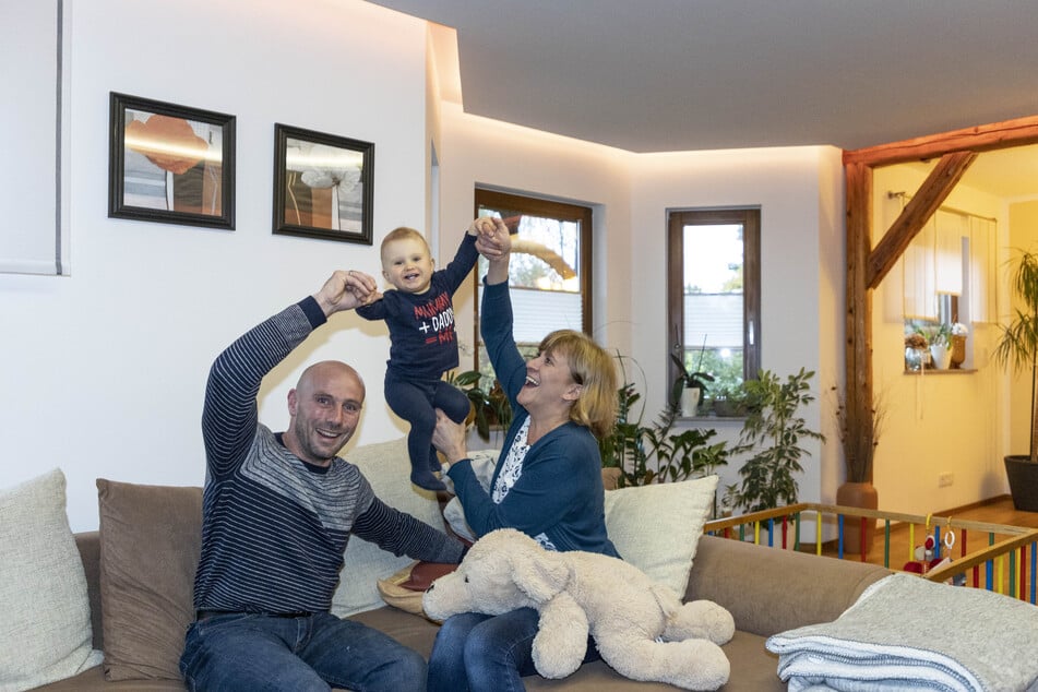 Endlich können sie ihr Familienglück genießen: der kleine Hans (1) mit seinen Dresdner Adoptiv-Eltern Sandra und Antonio (beide 42).