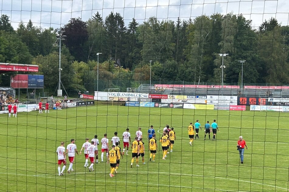 Beide Teams betreten den Rasen im Auerbacher Stadion zur Vogtlandweide.