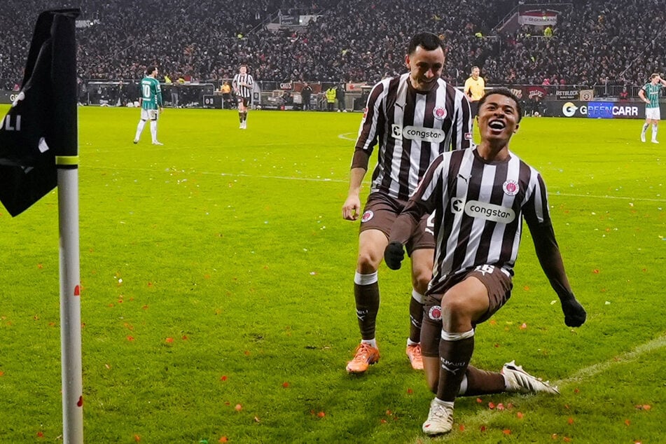 Joel Chima Fujita (r) jubelt über den 2:1-Siegtreffer für die Kiezkicker.