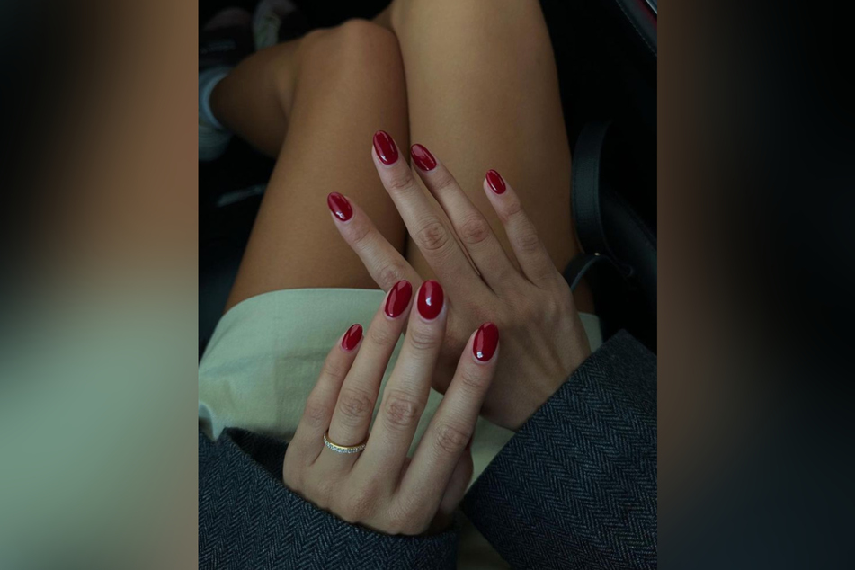 Laila Hasanovic (22) postete ein Foto mit einem Ring an ihrer linken Hand.