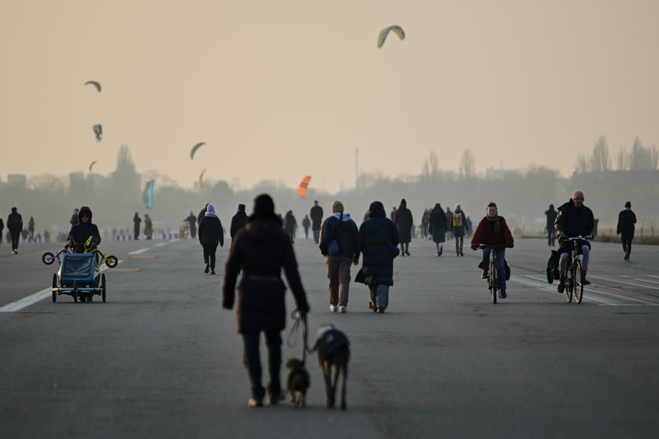 Das Tempelhofer Feld ist nicht nur im Sommer bei den Berlinern als Naherholungsgebiet äußerst beliebt, soll aber nach Willen der Politik bebaut werden.