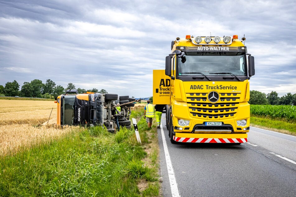 Ein Abschlepper zog das verunglückte Fahrzeug aus dem Graben und machte es für den weiteren Transport bereit.