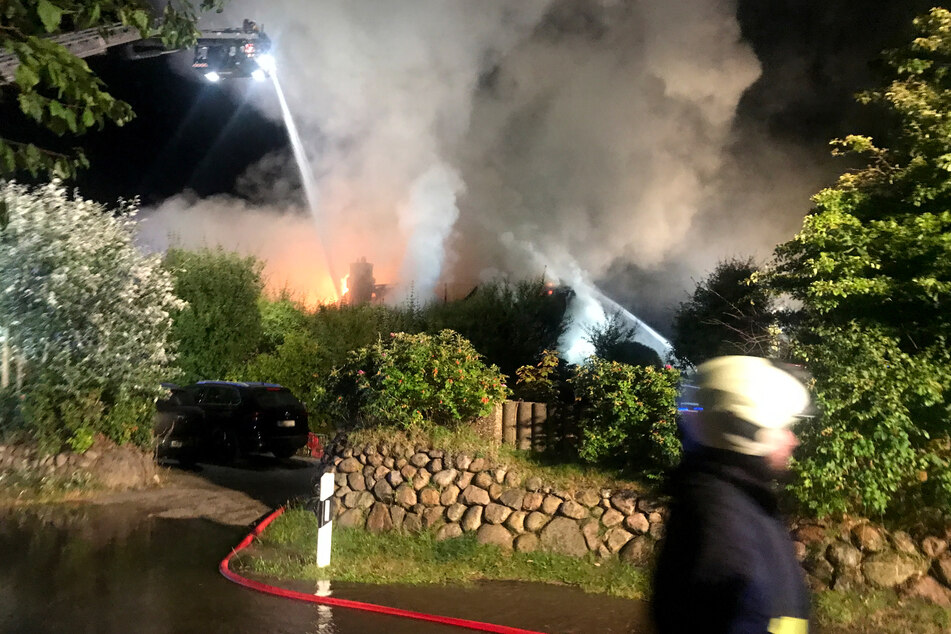 Großeinsatz! Reetdachhaus auf Sylt in Brand, mehrere Verletzte