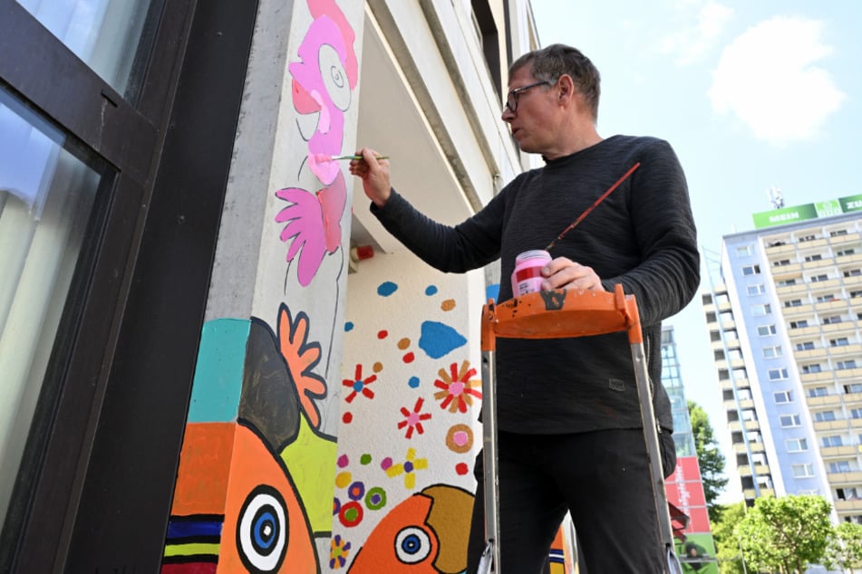Künstler Michael Fischer-Art (56) wurde von einem Besitzer des Gebäudes am Rosenhof beauftragt.