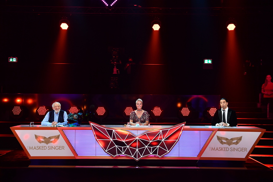 In der neuen Staffel "The Maskes Singer" sitzen Dieter Hallervorden (85, l-r), Sonja Zietlow (52) und Bülent Ceylan (44) im Rate-Team.