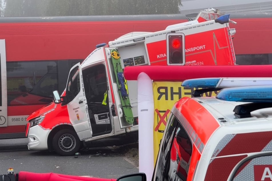 Der Krankentransport blieb wegen eines medizinischen Notfalls auf den Gleisen stehen.