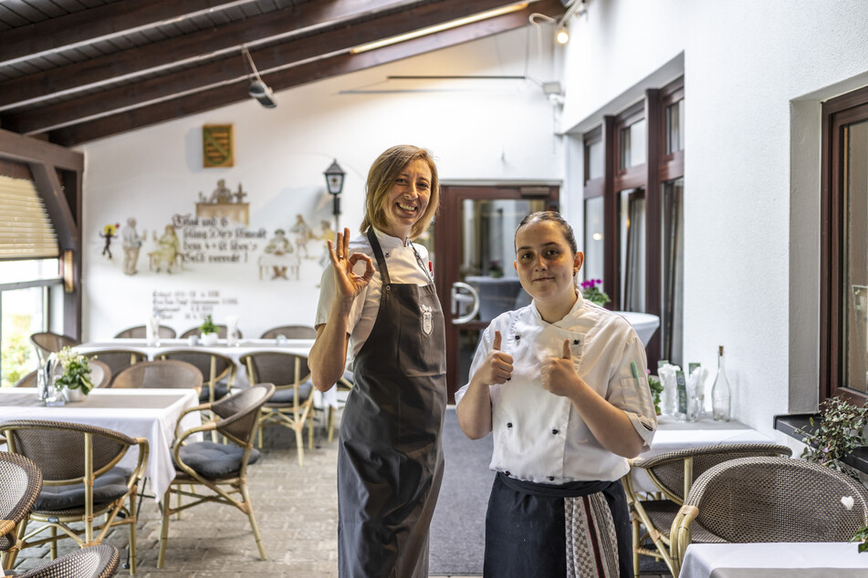 Die Jahnsdorfer Gastronomin Claudia Lappöhn (42, l.) ist stolz auf ihre Köchin Sophie-Marie Strauch, die trotz Behinderung ihre Lehre gestemmt hat.