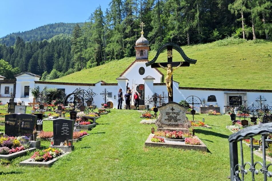 Der 17-Jährige war bei Arbeiten auf einem Friedhof schwer verunglückt.