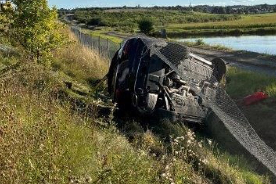 Der Mercedes blieb unterhalb der A9 liegen.