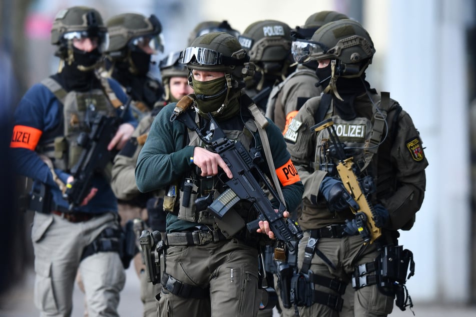 Ein Spezialeinsatzkommando nahm den 58-Jährigen fest. Der Verdächtige wird derzeit vernommen. (Symbolbild)
