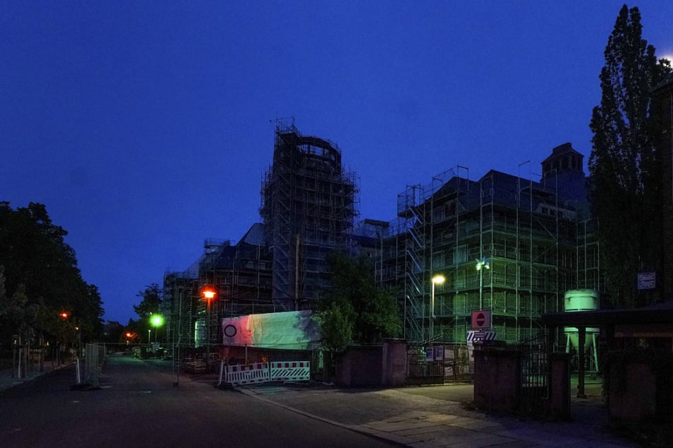 Baustelle Beyer-Bau: Zumindest nachts ist alles im grünen Bereich.