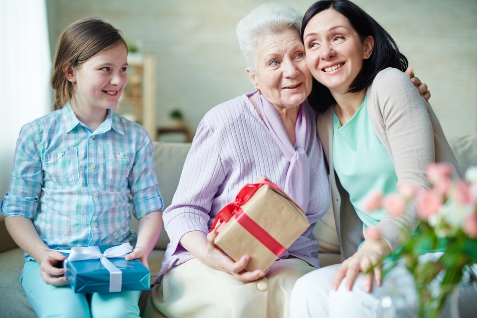 Um ein passendes Geschenk für Oma zu finden, solltest Du versuchen Dich in sie hineinzuversetzen.