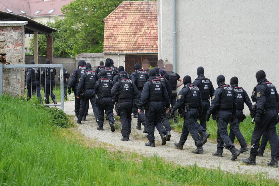 Zahlreiche Beamte durchkämmten das Gelände.