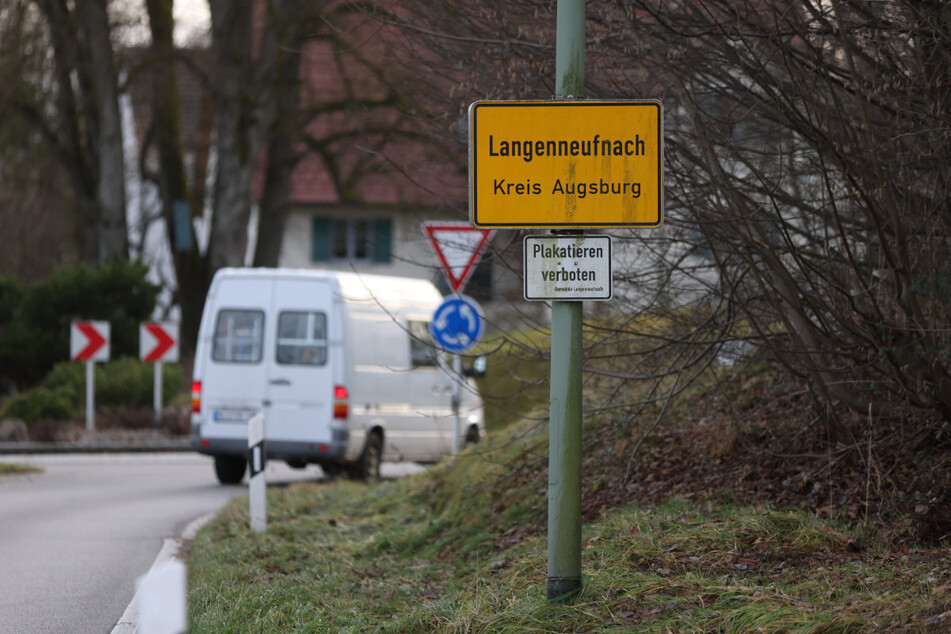 Nur wenige hundert Meter vom Ortseingang Langenneufnach entfernt hat sich offenbar ein Ex-Polizist gegen Samstagmittag das Leben genommen.