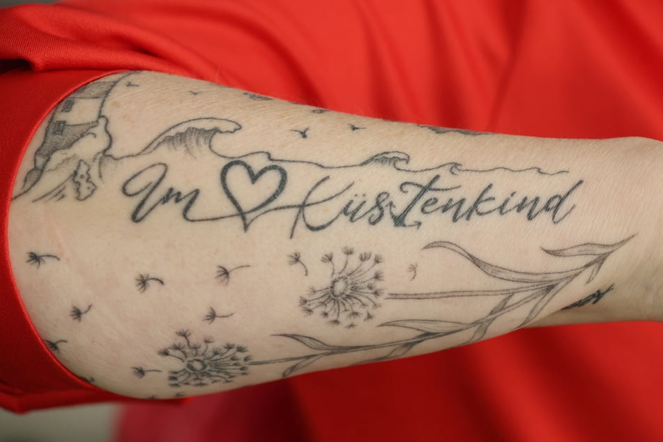 "Im Herzen Küstenkind" - ihre Liebe zur Ostsee hat sich die Autorin auf den Unterarm tätowieren lassen.