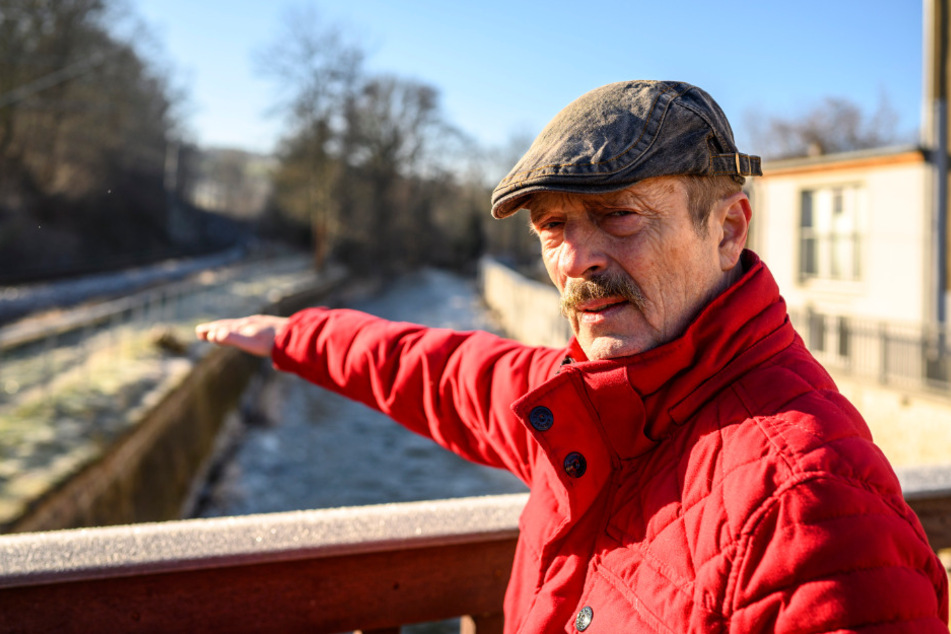 Ralf Kirchübel (63) beobachtete den schnell steigenden Wasserspiegel der Würschnitz.