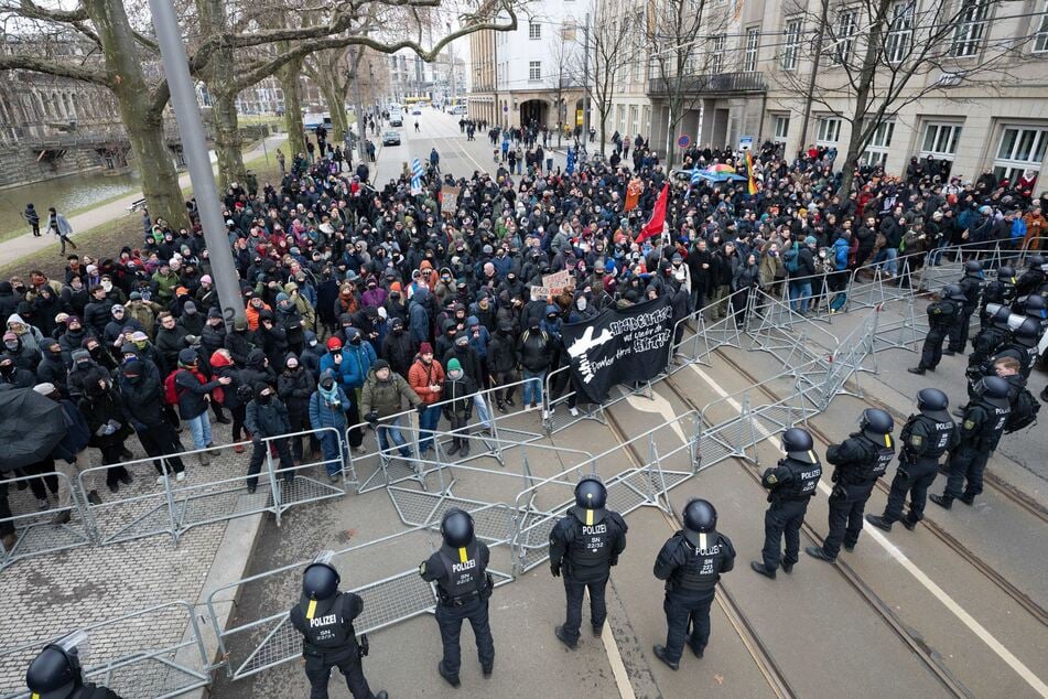 Am Rande der Strecke kam es zu lautstarkem Gegenprotest.