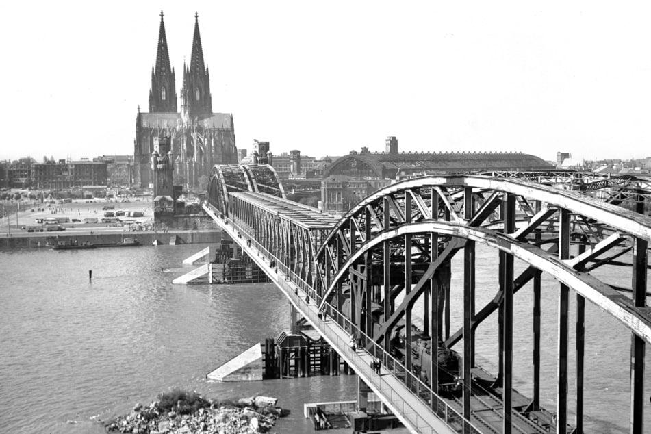 Auch im zerbombten Köln musste damals eine Übergangslösung für die zerstörte Hohenzollernbrücke her (Archivbild von 1948).